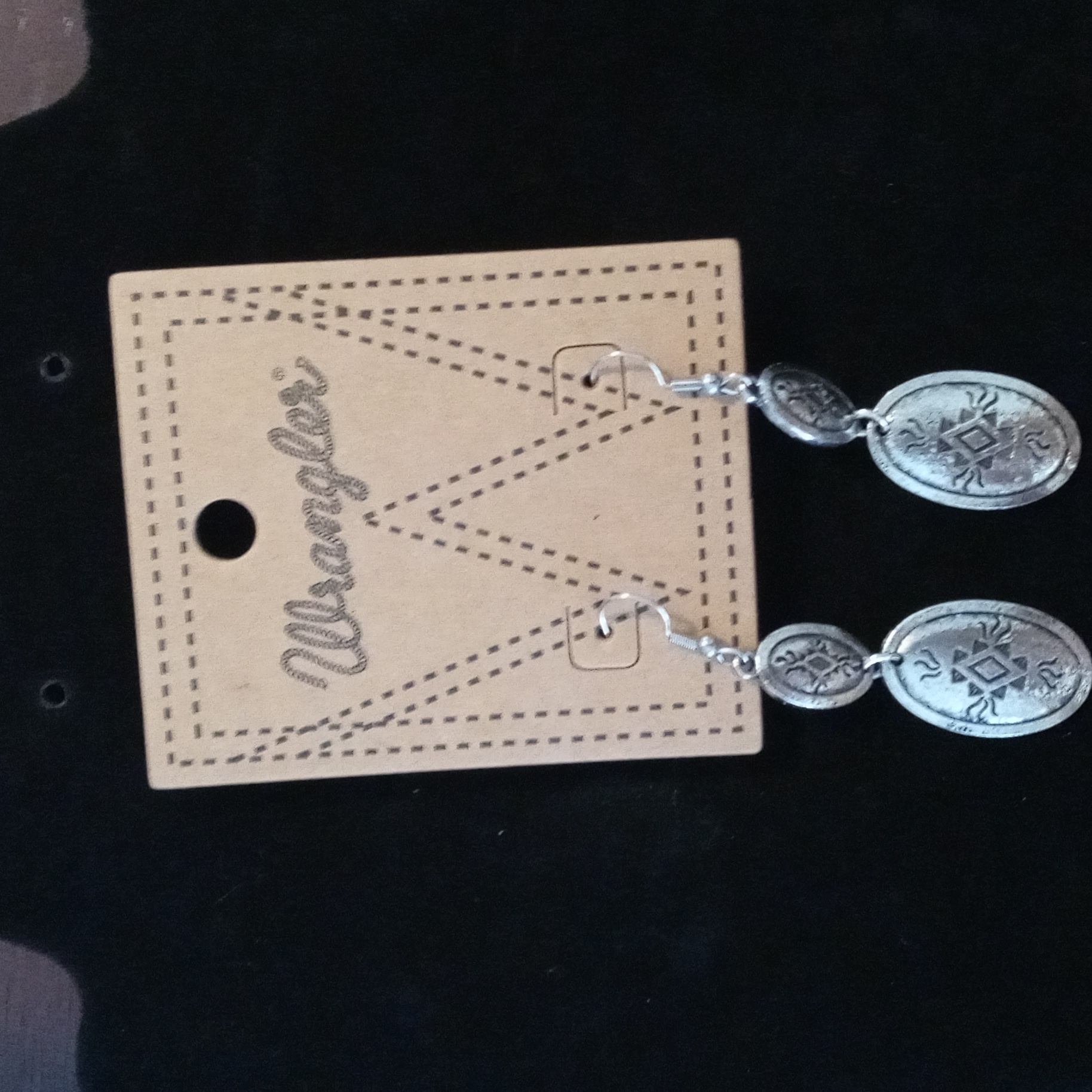 Wrangler Silver Oval Dangle Earrings 8$